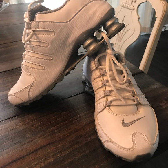 Two pair of women’s Nike Shox tennis shoes - Picture 3 of 8